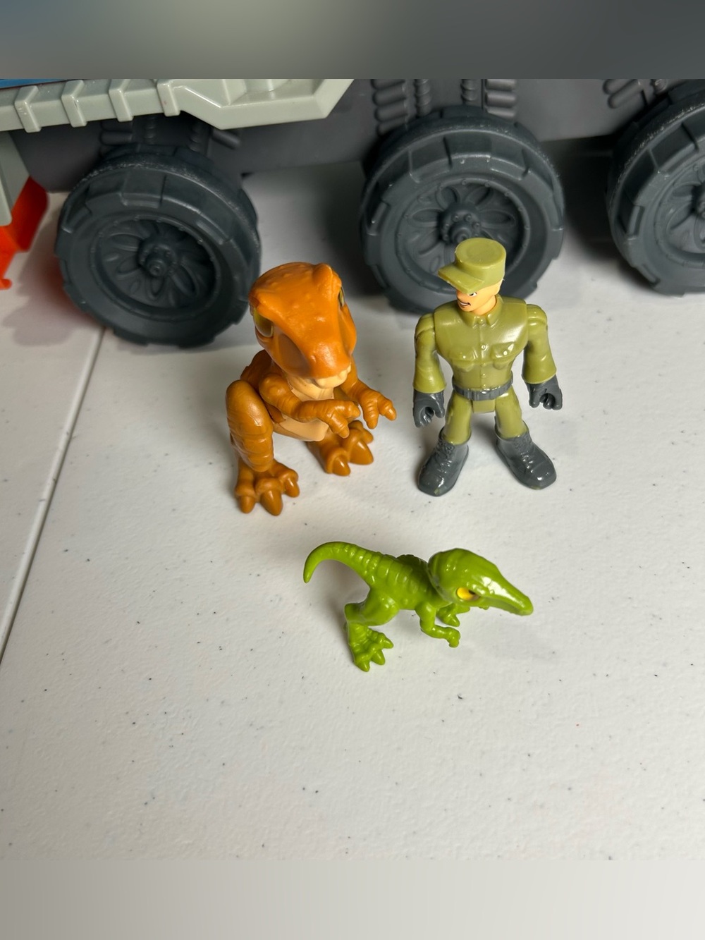 Imaginext 2017 Jurassic World Dino Hauler Truck & Action Figures Play Set - Picture 4 of 14